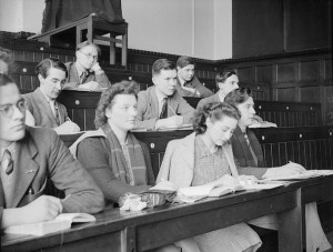633px-King's_College_London_Students_Evacuated_To_Bristol,_England,_1940_D430